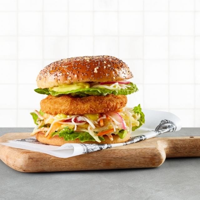 BURGER VÉGÉTARIEN AU PALET CROUSTILLANT, A LA SAUCE CURRY MASSALA ET AU COLESLAW TROPICAL